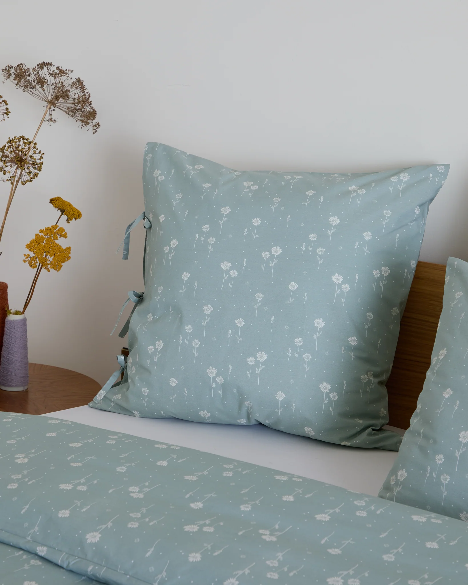 Foxford Daisy Square Pillowcase - Image 2
