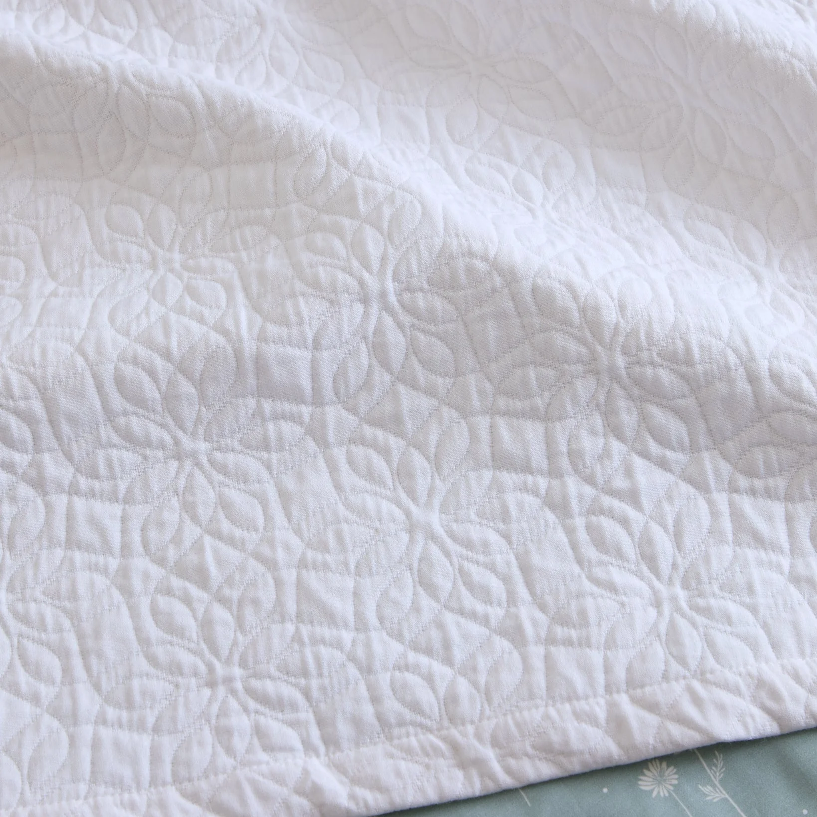 Foxford Daisy White Matelassé Throw - Image 3