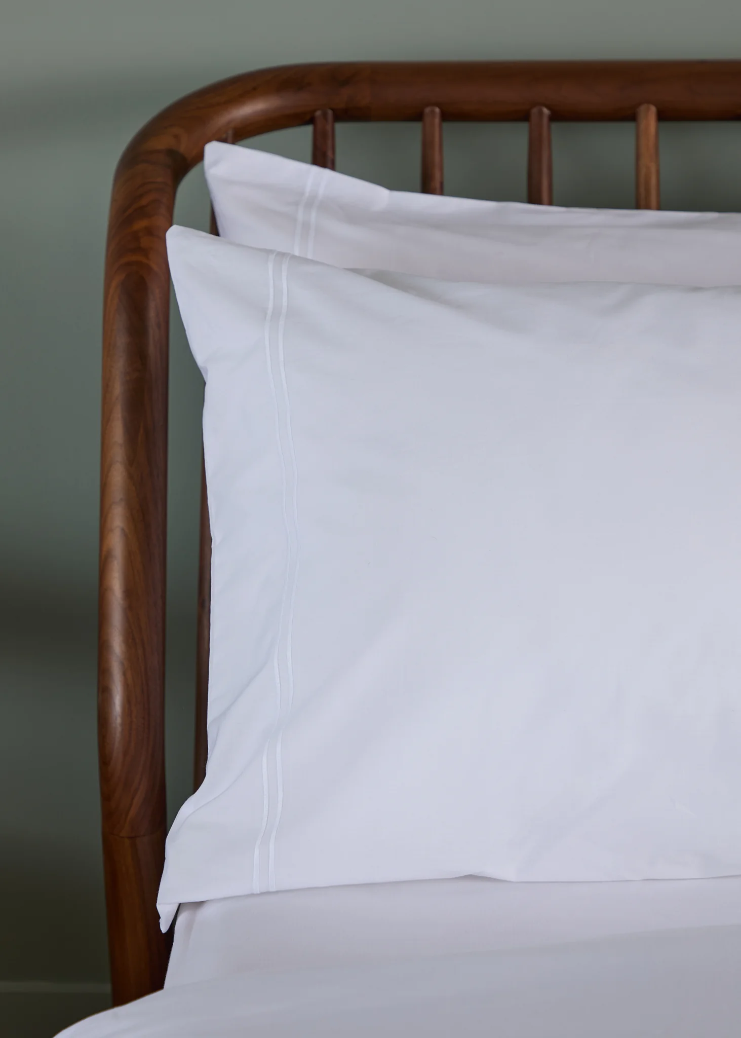 Foxford Evelyn White Rolenio Pillowcase Set - Image 2